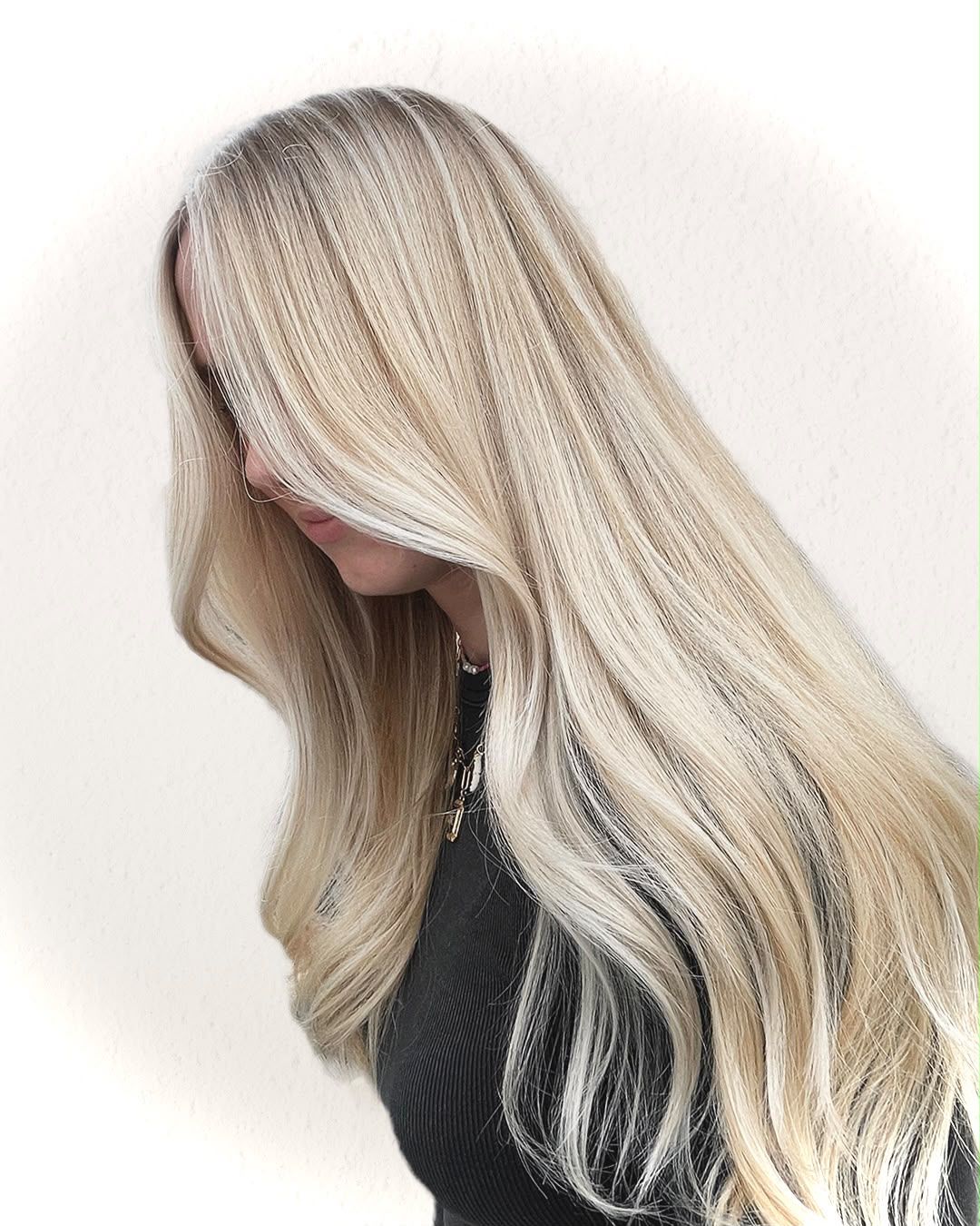Lang blond haar met highlights in zijaanzicht, gekleurd en gestyled door LOQ Kappers in Apeldoorn